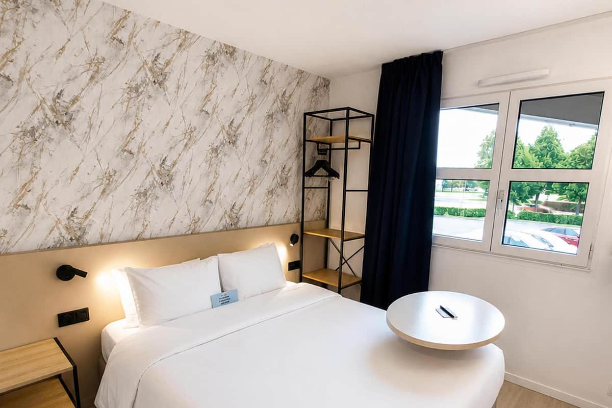 Quarto standard, 1 cama de casal | Roupas de cama premium, cortinas blackout, quartos à prova de som