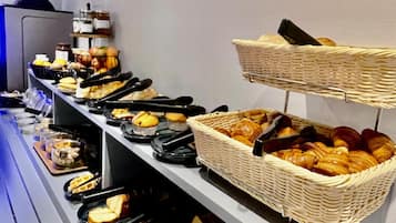 Colazione a buffet, servita tutte le mattine (12.90 EUR a persona)