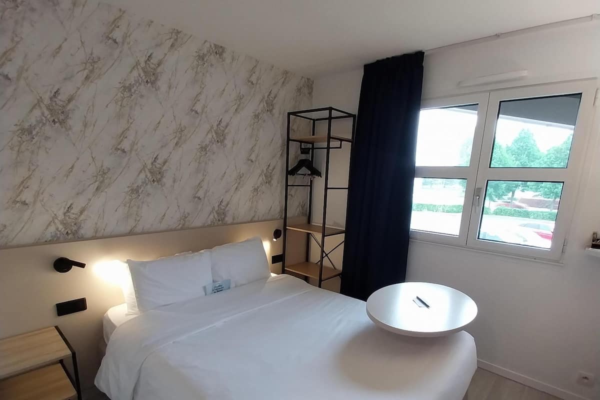 Standard Room, 1 Double Bed | Premium bedding, blackout drapes, soundproofing, free cribs/infant beds