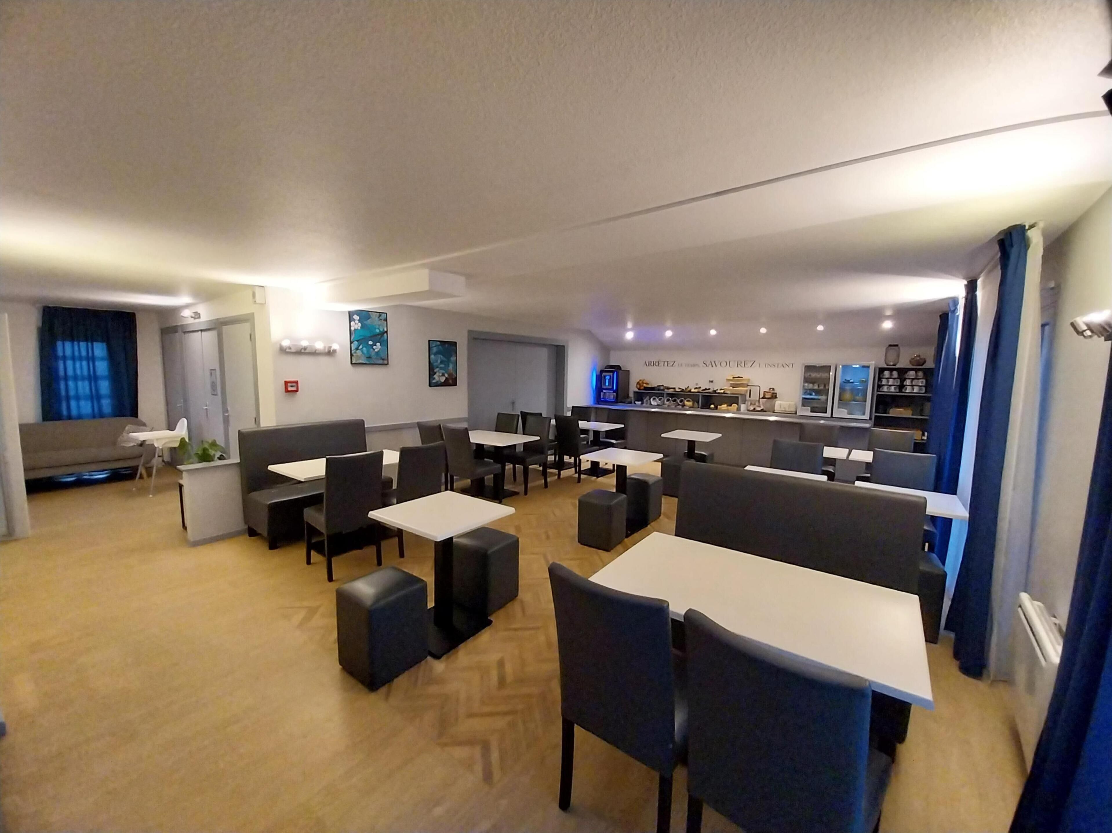 Tägliches Frühstücksbuffet (12.90 EUR pro Person)