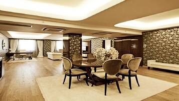 Presidential Suite | Living area | 32-inch Smart TV with cable channels, TV