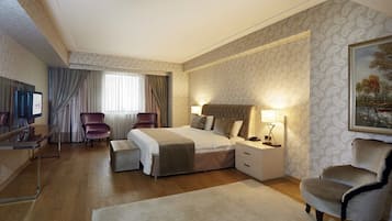 Suíte presidencial | Cofres nos quartos, escrivaninha, Wi-Fi de cortesia, roupa de cama