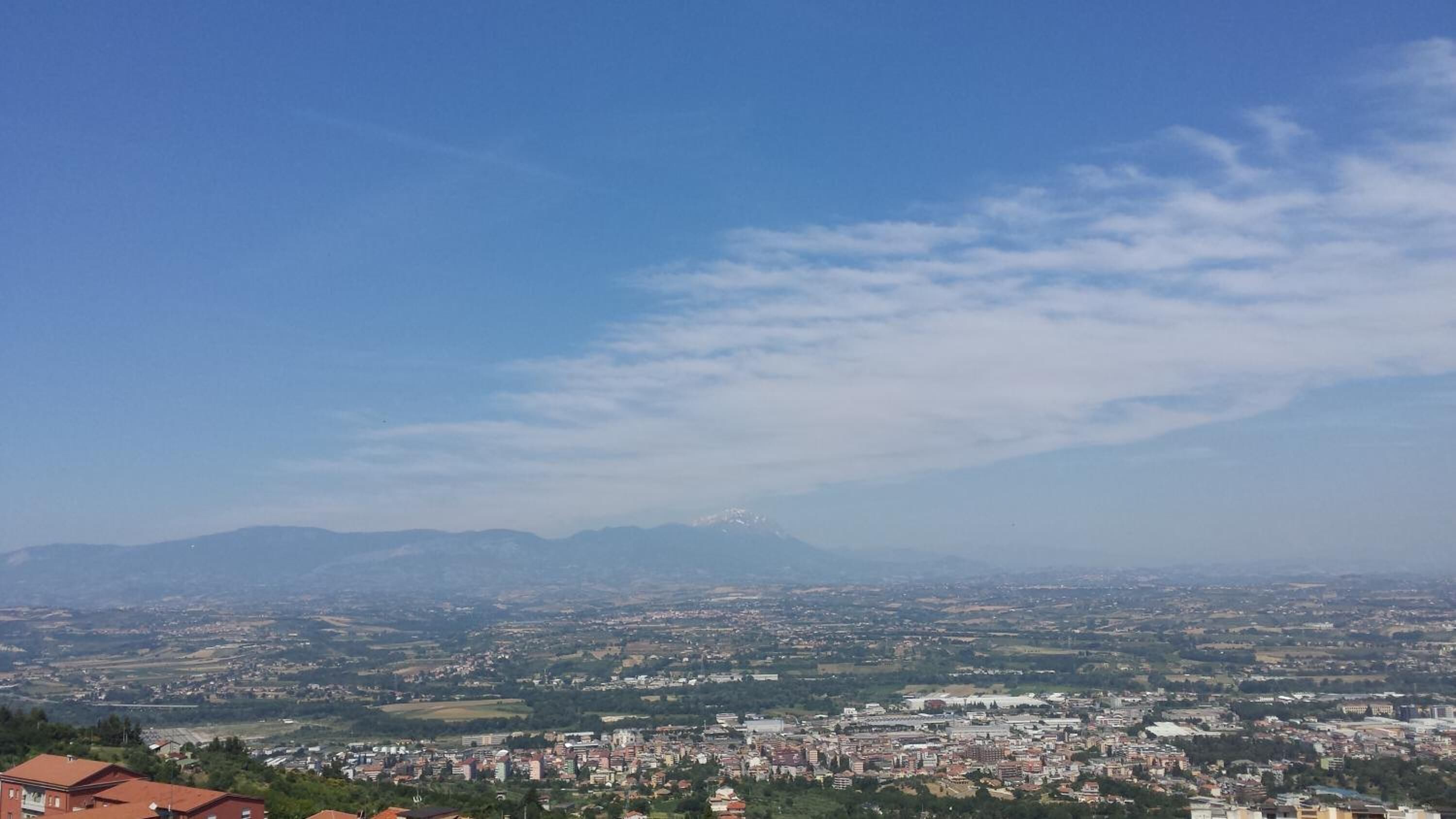 Vista panorámica de una ciudad con una montaña al fondo.