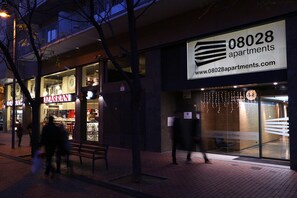 住宿正面 (夜晚)