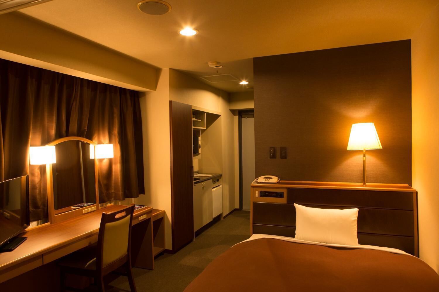 Down comforters, desk, free WiFi, bed sheets