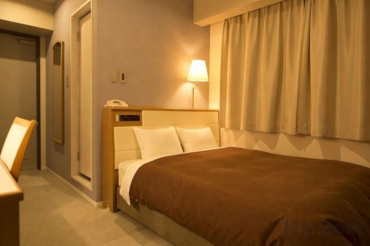 Cubrecamas, escritorio, wifi gratis y ropa de cama 