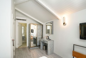 Roof Deluxe Double Room | Safe