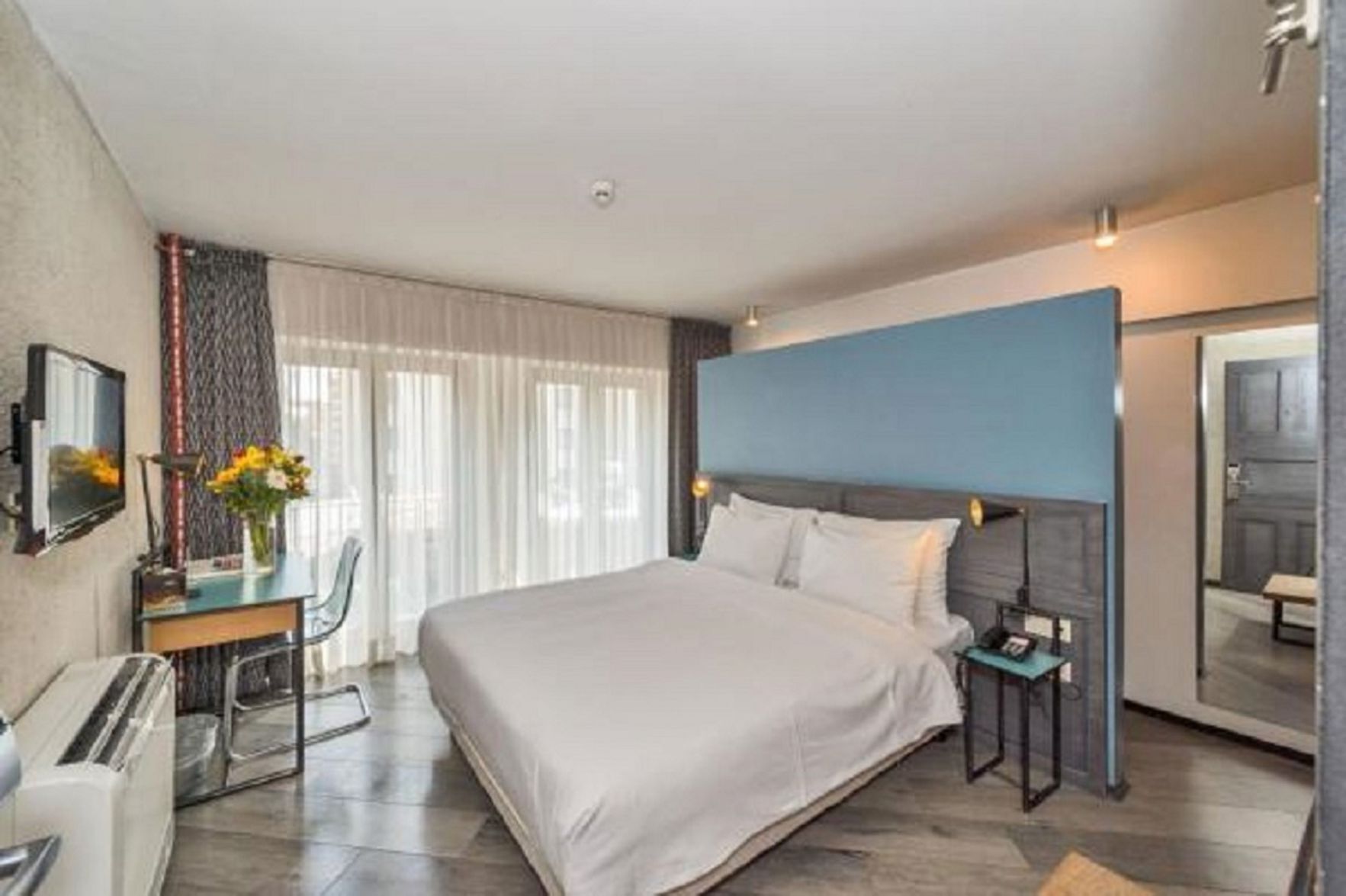 Peralatan tempat tidur premium, bar mini, peti besi dalam bilik, meja 