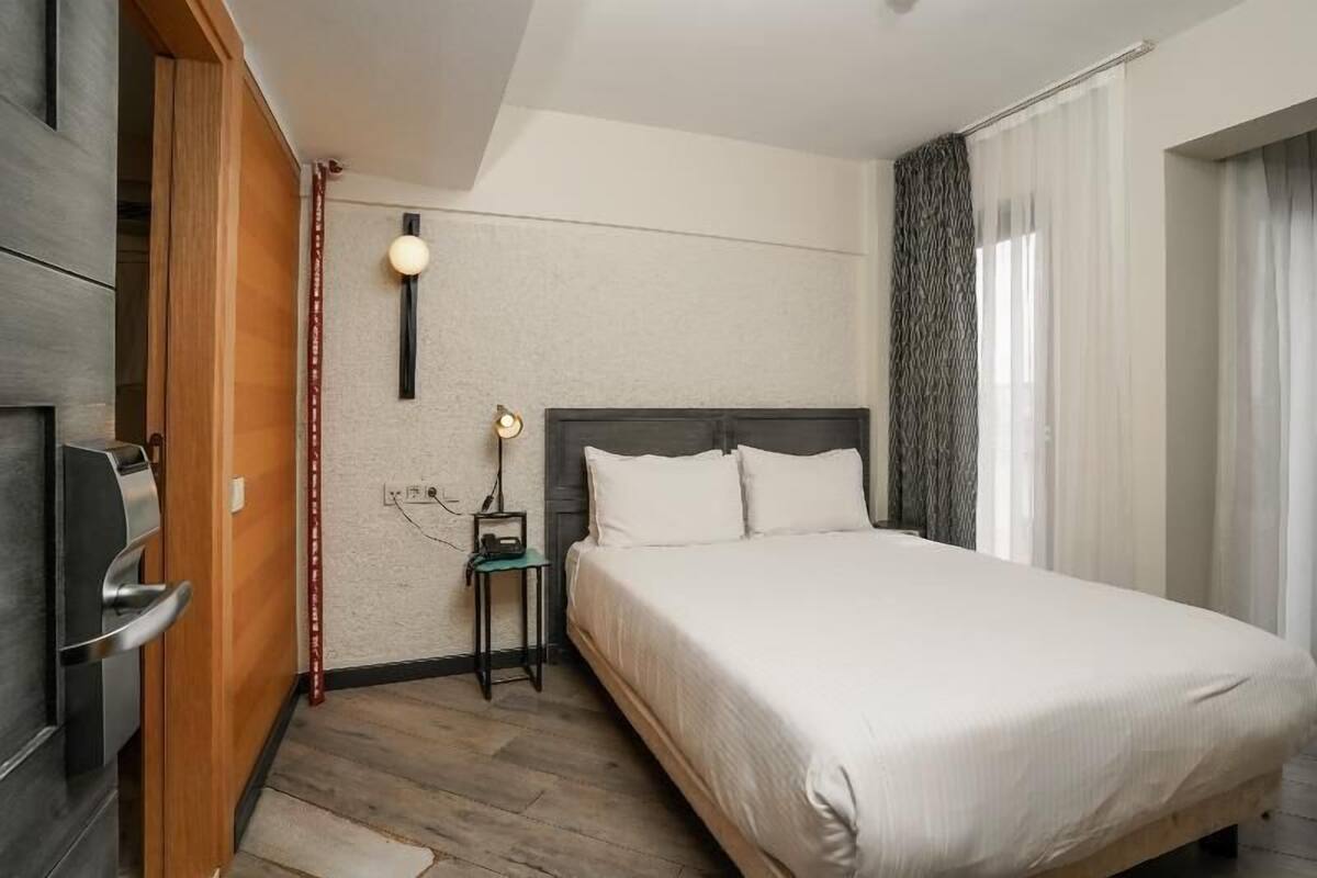 Premium bedding, minibar, in-room safe, desk