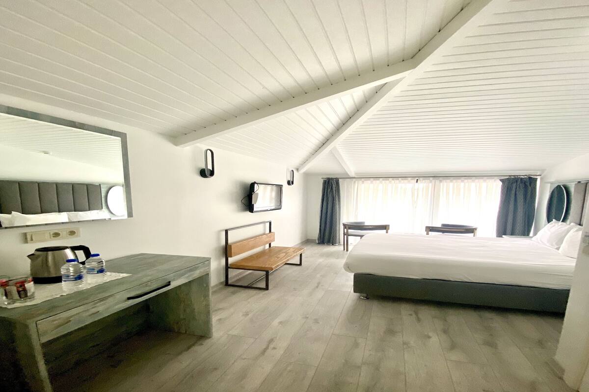 Roof Deluxe Double Room | 고급 침구, 미니바, 객실 내 금고, 책상