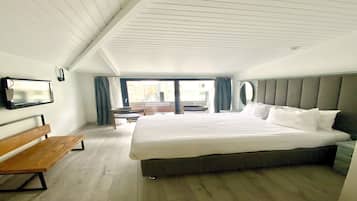 Roof Deluxe Double Room | 1 bedroom, premium bedding, minibar, in-room safe