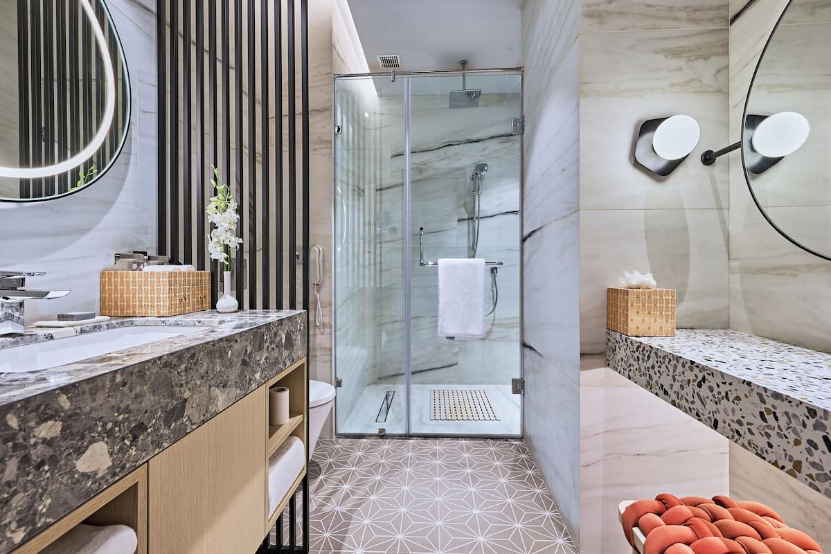 shower, free toiletries, hair dryer, towels