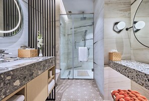 Dusche, kostenlose Toilettenartikel, Haartrockner, Handtücher