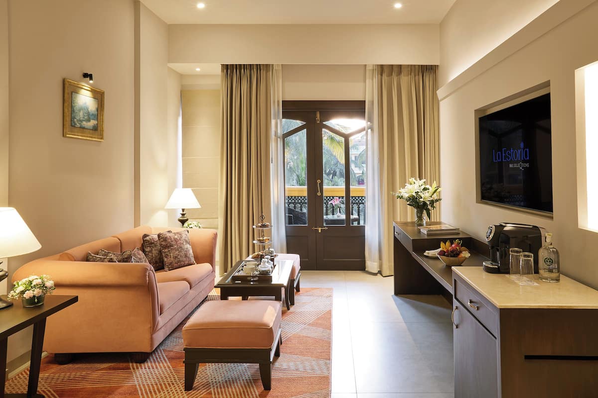 suite, balcony, pool view (seleqtion ) | pillow-top beds, minibar, in-room safe, individually decorated