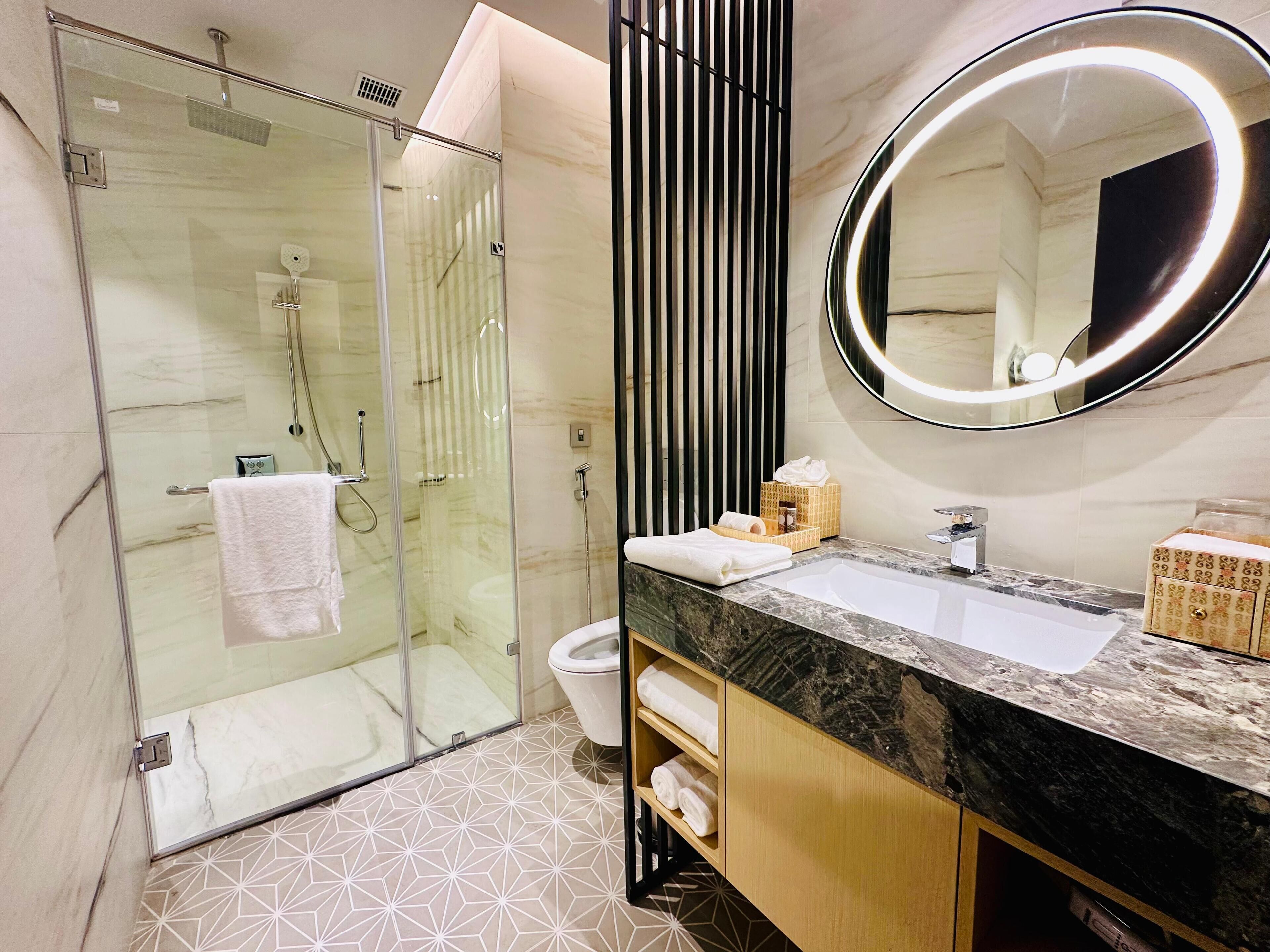 shower, free toiletries, hair dryer, towels