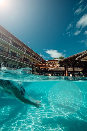 Outdoor pool, pool umbrellas, pool loungers - Kaiviti Motel (Port Vila)