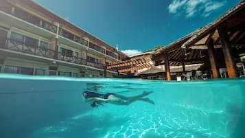 Piscine extérieure, parasols de plage, chaises longues