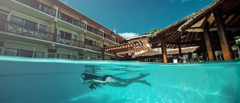 Piscine extérieure, parasols de plage, chaises longues