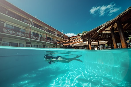 Outdoor pool, pool umbrellas, sun loungers. Kaiviti Motel