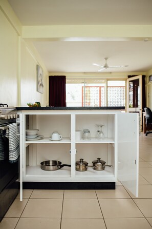 Executive Studio | Private kitchen | Fridge, microwave, stovetop, coffee/tea maker - Kaiviti Motel (Port Vila)