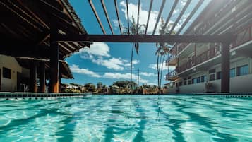Piscine extérieure, parasols de plage, chaises longues