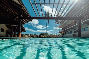 Piscina externa, guarda-sóis, espreguiçadeiras