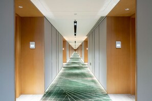 43-inch TV with cable channels - Hilton Garden Inn Shenzhen Nanshan Avenue (Shenzhen)