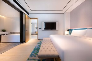 Phòng Suite, 1 phòng ngủ | Két bảo mật tại phòng, bàn, màn/rèm cản sáng, bàn ủi/dụng cụ ủi quần áo