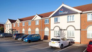 A Travelodge hotel with a parking lot and several cars parked in front. - Travelodge Ludlow (Ludlow)