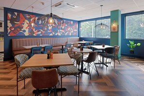 Bar (on property) - Travelodge Luton (Luton)