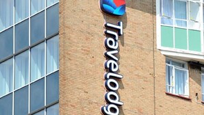 Un bâtiment en briques sur lequel on peut lire l’inscription « Travelodge ».