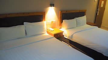 Habitación cuádruple superior | Tabla de planchar con plancha, wifi gratis y ropa de cama