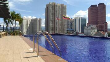 Hồ bơi ngoài trời