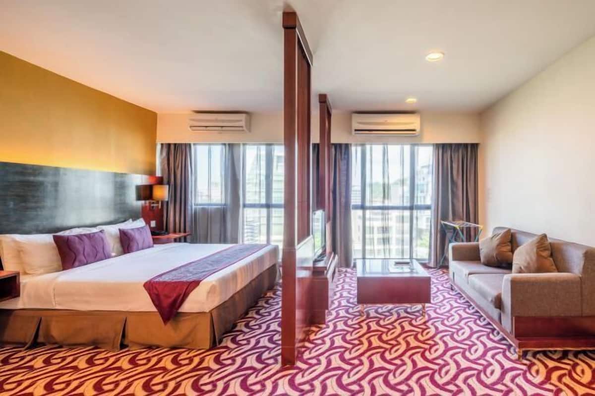 1 bedroom, in-room safe, desk, blackout curtains