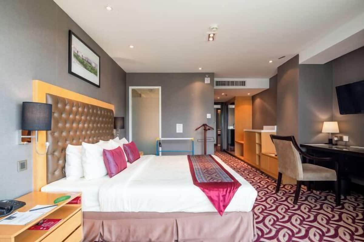 In-room safe, desk, blackout drapes, soundproofing
