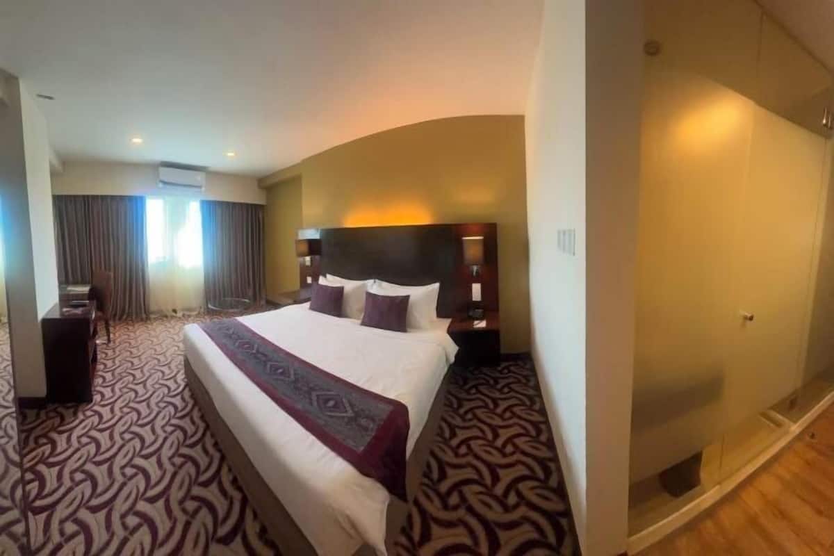 1 bedroom, in-room safe, desk, blackout curtains