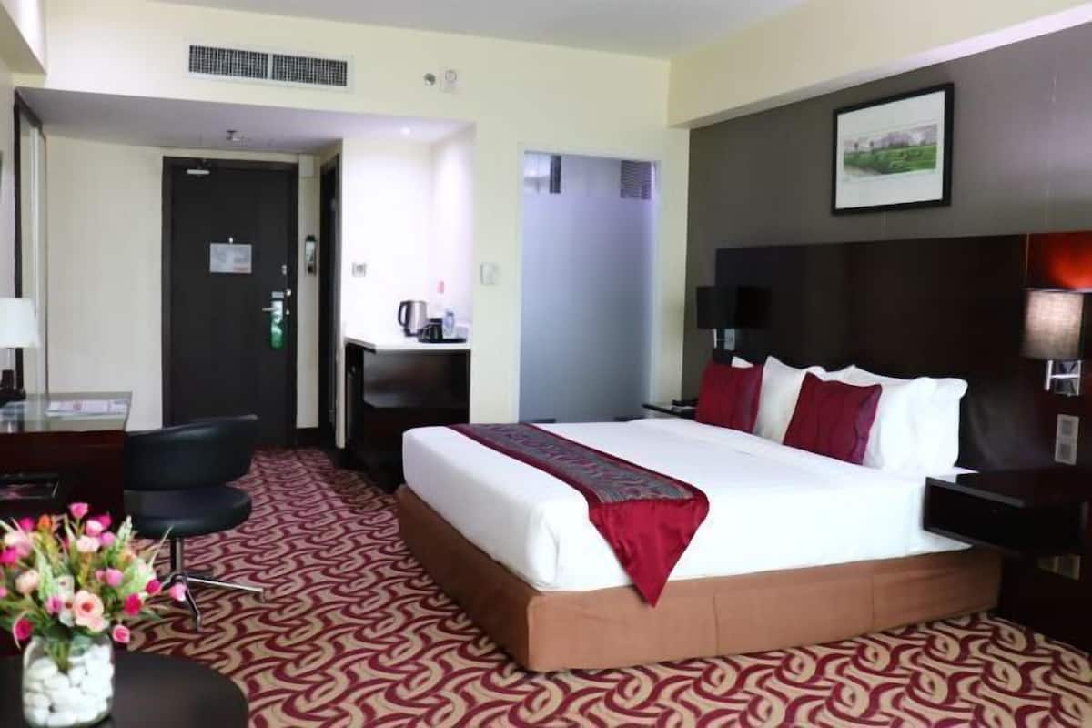 In-room safe, desk, blackout drapes, soundproofing