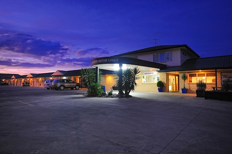 Front of property – evening/night. Captain Cook Motor Lodge