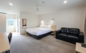 King Spa Unit | Living area | LCD TV - Captain Cook Motor Lodge (Gisborne)