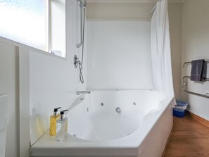 Logement spa, très grand lit | Salle de bain | Articles de toilette (gratuits), séchoir à cheveux, serviettes fournies