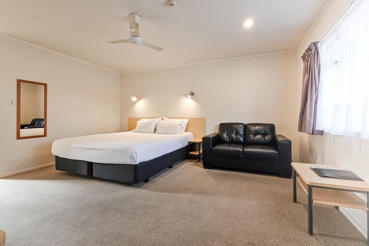 Superior Studio, 1 King Bed | Premium bedding, free WiFi, bed sheets, wheelchair access