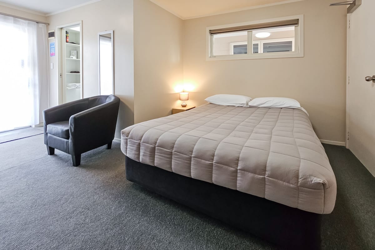 Economy Queen Room | Premium bedding, free WiFi, bed sheets, wheelchair access