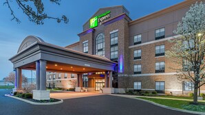 A Holiday Inn Express hotel with a covered entrance, brick facade, and a sign indicating the name. - Holiday Inn Express and Suites Columbus Edinburgh by IHG (Edinburgh)