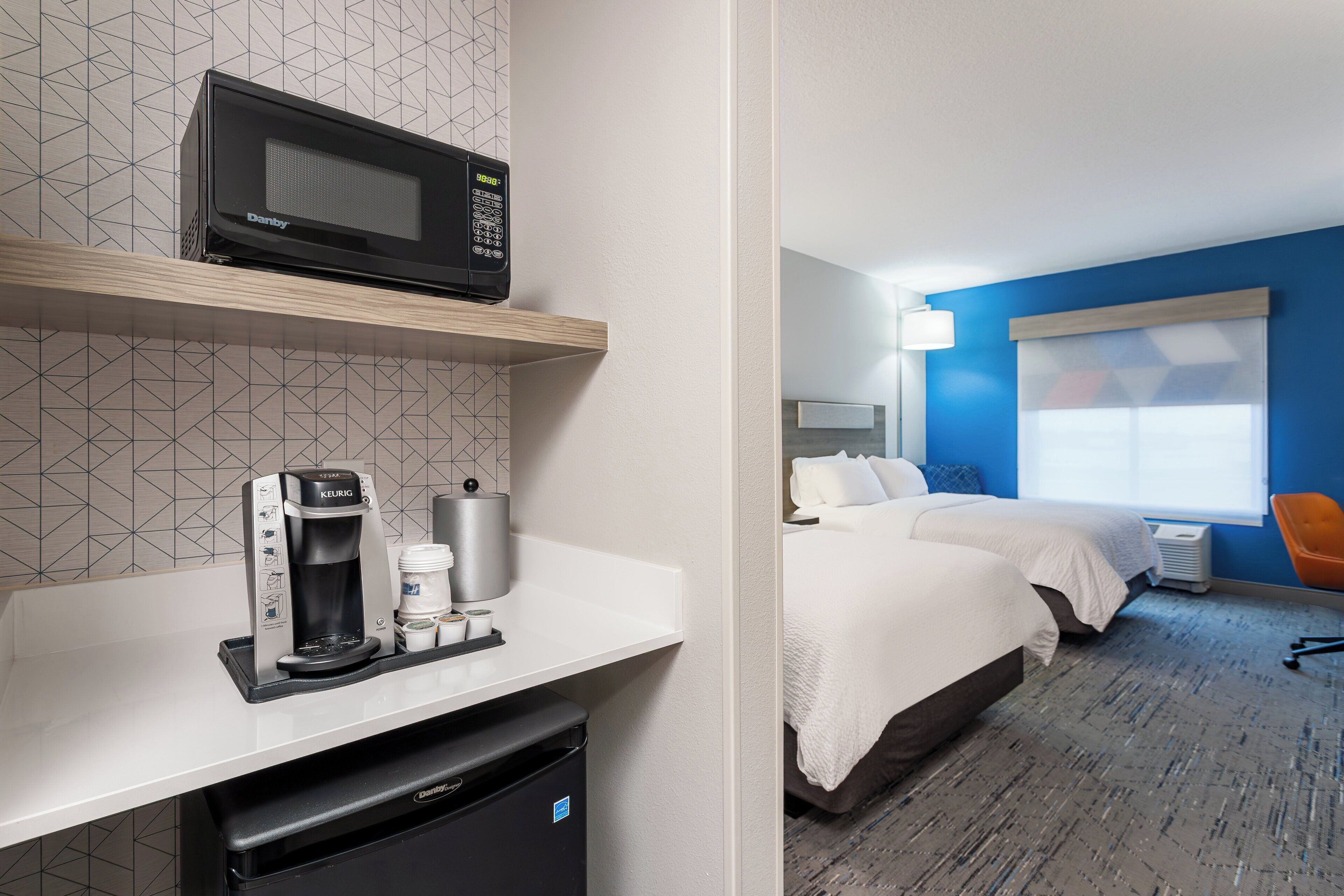 Työpöytä, kannettavalle tietokoneelle sopiva työtila, pimennysverhot