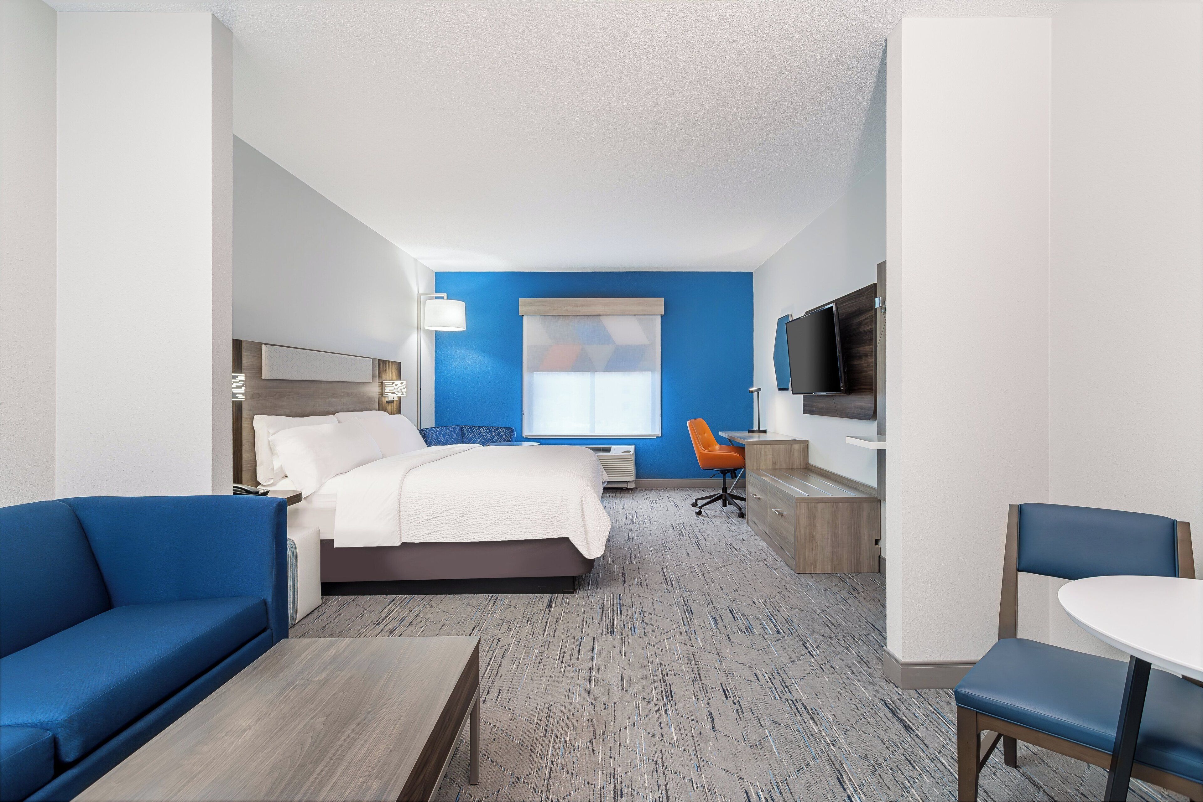 Escritorio, espacio para trabajar con un portátil, cortinas opacas