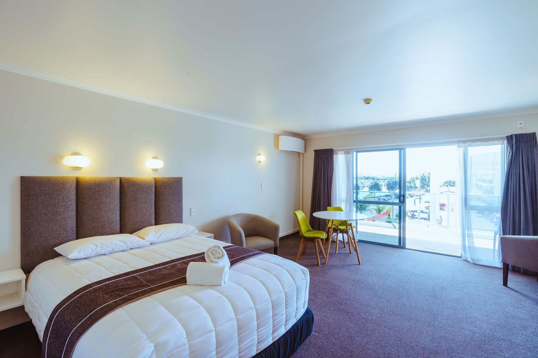 Surmatelas, bureau, fer et planche à repasser