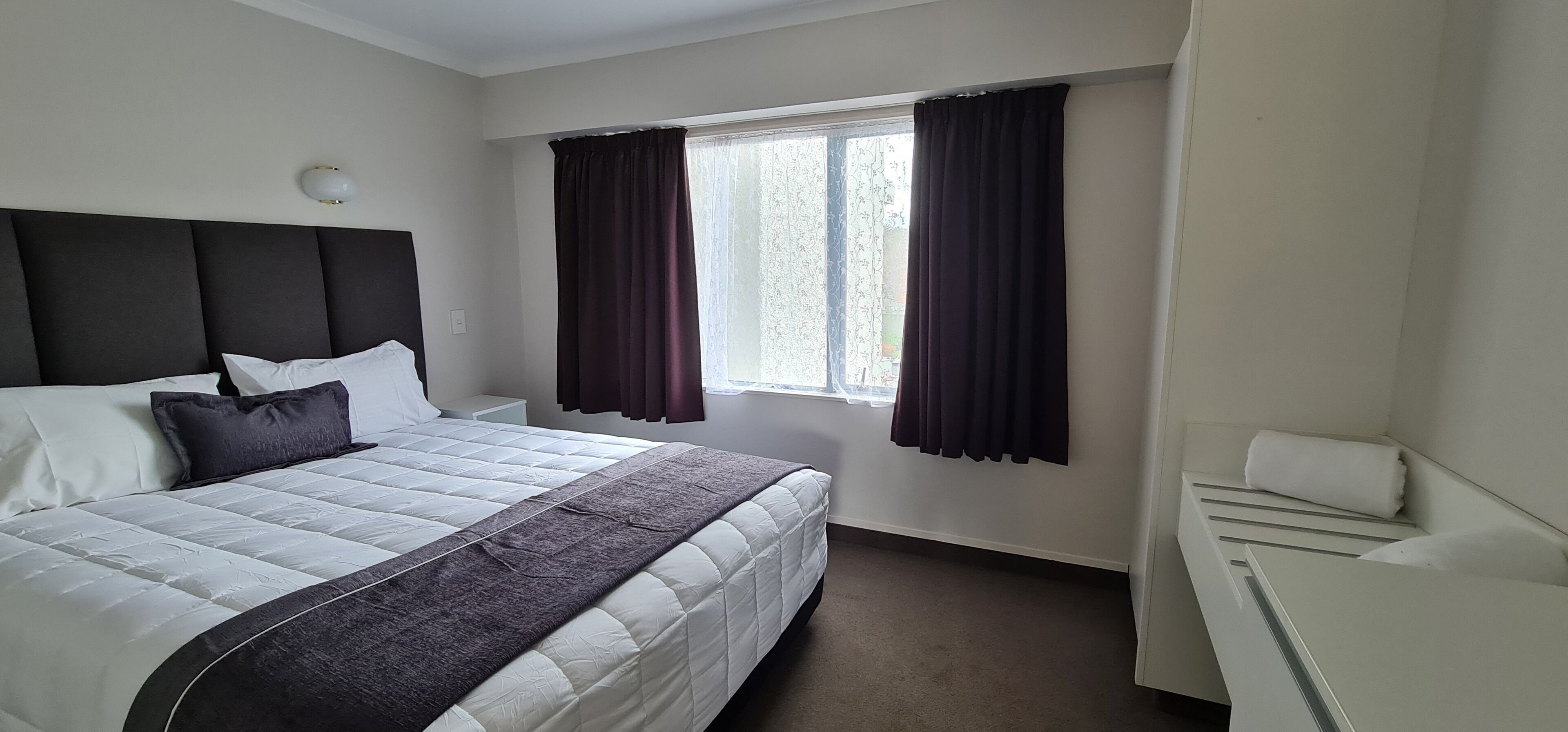 Surmatelas, bureau, fer et planche à repasser