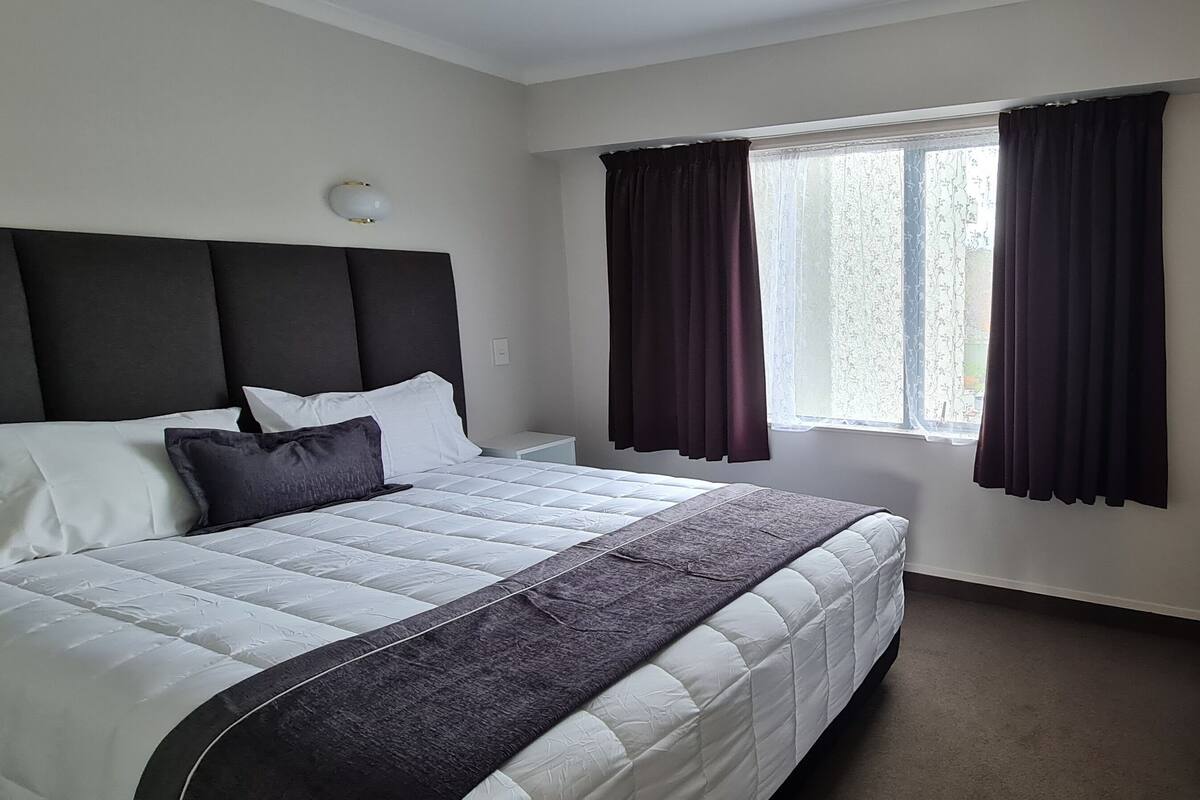 Pillowtop-Betten, Schreibtisch, Bügeleisen/Bügelbrett, Zustellbetten