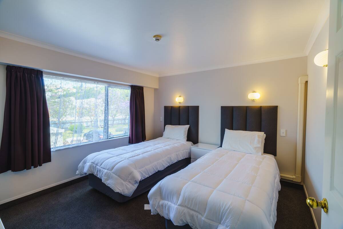 Pillowtop-Betten, Schreibtisch, Bügeleisen/Bügelbrett, Zustellbetten