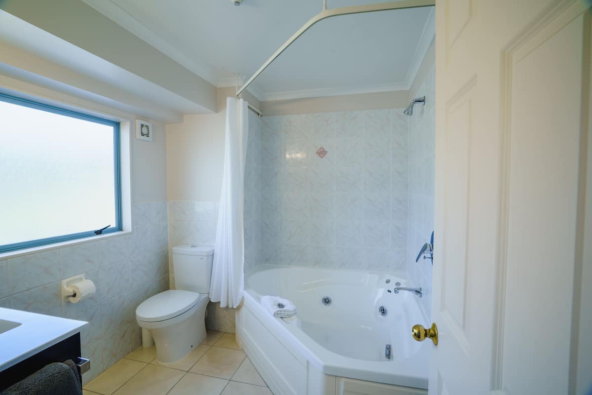 Suite, 1 chambre | Salle de bain
